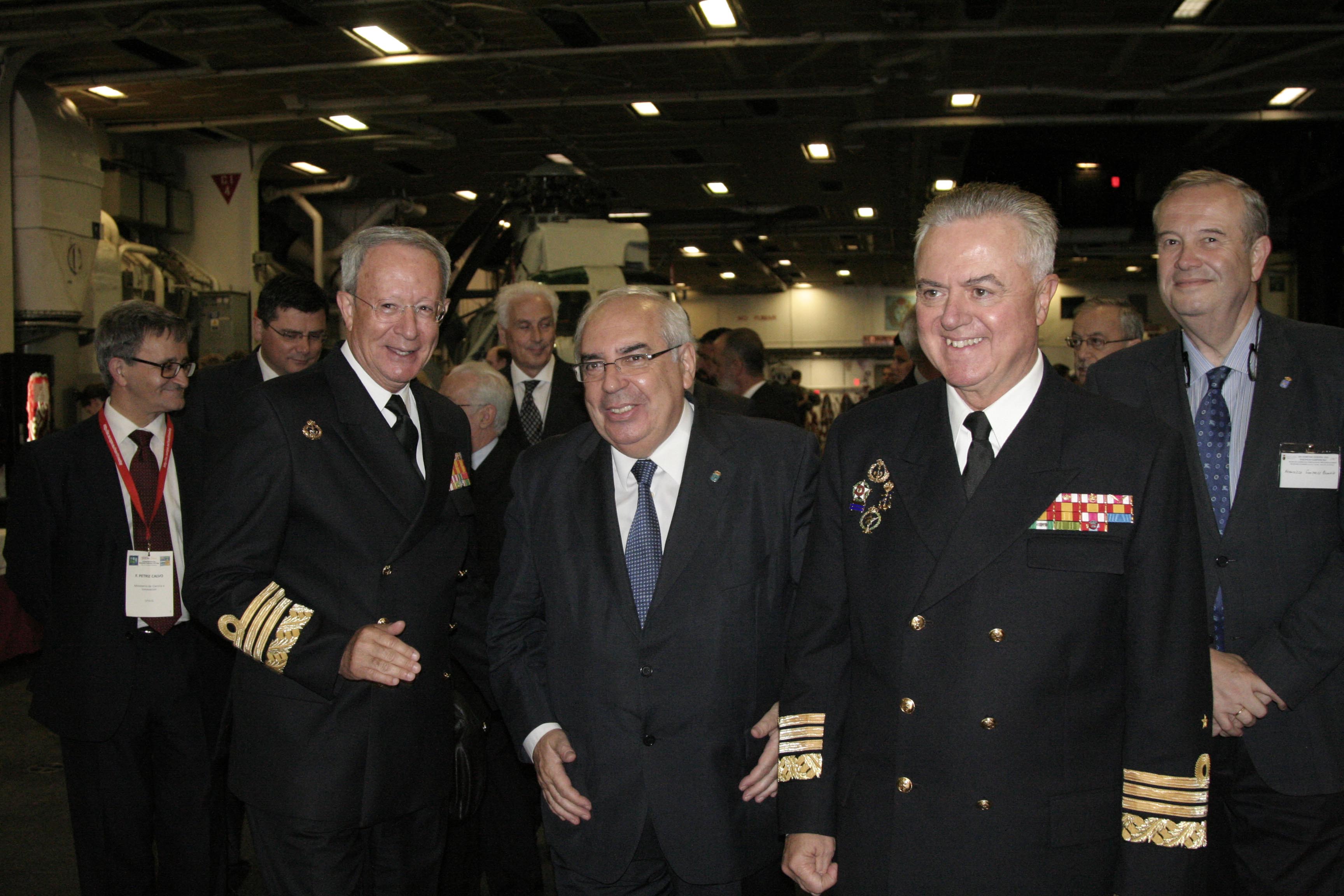 Políticos y militares expertos en Política Marítima se reunieron a bordo durante la recepción (Foto cedida por el Principado de Asturias)